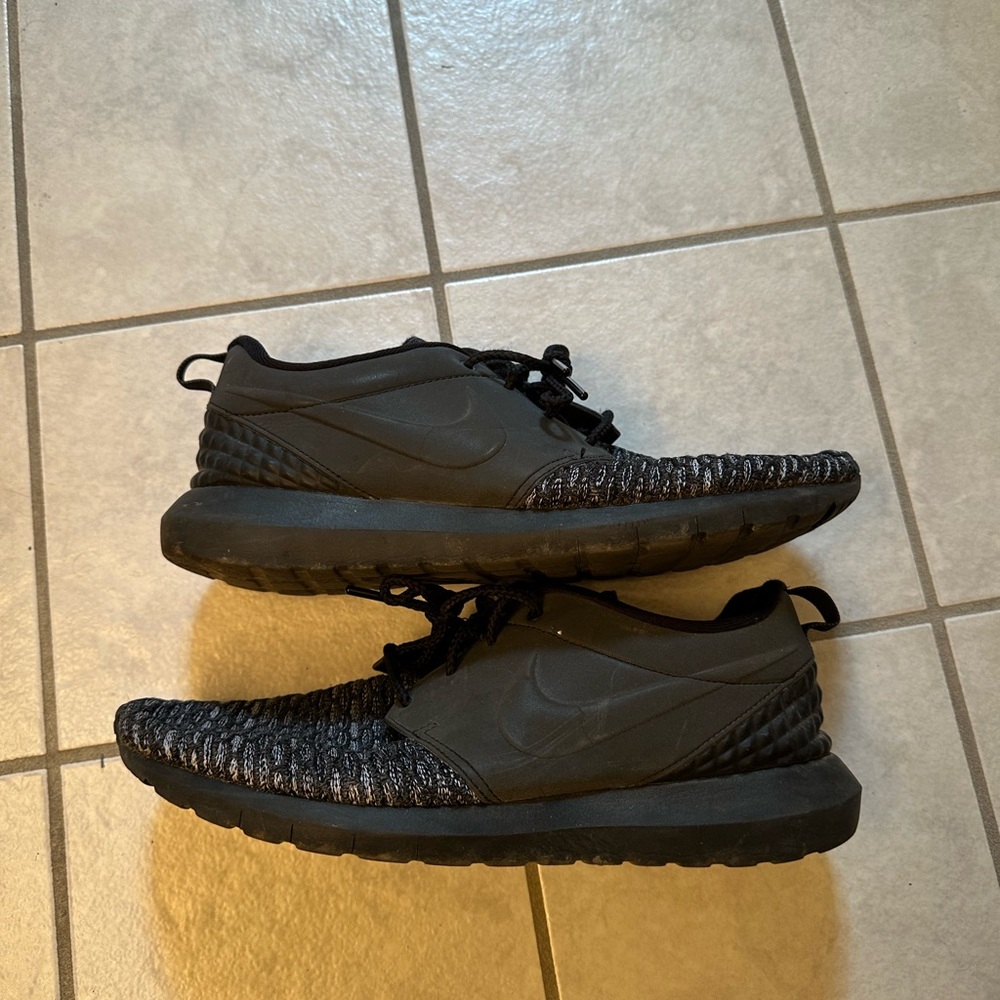 Nike Rosche Run Black Sneakers Lightweight Knit Design